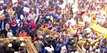 দিল্লিতে ব্যারিকেড ভেঙে বাংলাদেশ হাইকমিশনে প্রবেশের চেষ্টা, ব্যাপক উত্তেজনা