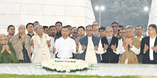 বাবার সমাধির সামনে কাঁদলেন তারেক রহমান