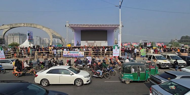 রাজধানীর ৩০০ ফিটে বিএনপি নেতাকর্মীদের ঢল