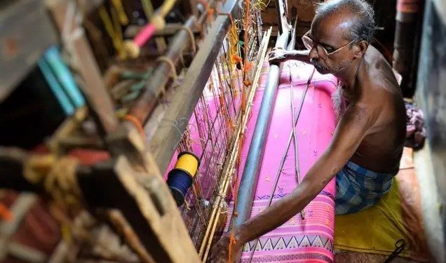 ইউনেসকোর ঐতিহ্য স্বীকৃতি পেল টাঙ্গাইল শাড়ি বুনন শিল্প