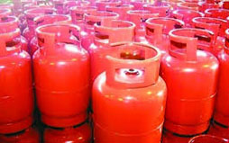 এলপিজির সরবরাহ সংকট  বাড়তি দামে ভোগান্তি