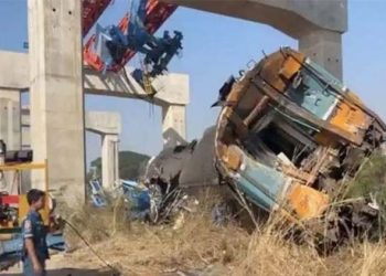 চলন্ত ট্রেনের ওপর ক্রেন ভেঙে পড়ে নিহত ২২, আহত ৭৯