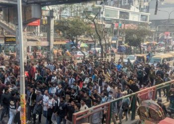 ঢাকা সেন্ট্রাল ইউনিভার্সিটির অধ্যাদেশ জারির দাবিতে সায়েন্সল্যাব অবরোধ