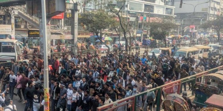 ঢাকা সেন্ট্রাল ইউনিভার্সিটির অধ্যাদেশ জারির দাবিতে সায়েন্সল্যাব অবরোধ