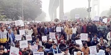 কারওয়ান বাজারে মোবাইল ব্যবসায়ীদের ব্লকেড কর্মসূচি, ধাওয়া-পাল্টা ধাওয়া