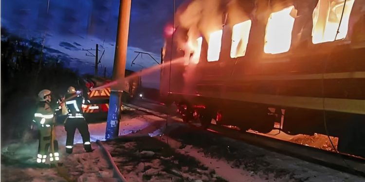 রাশিয়ার ড্রোন হামলায় ইউক্রেনের যাত্রীবাহী ট্রেনের ১২ জন নিহত