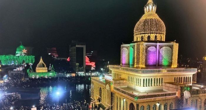 মাইজভাণ্ডারের ওরশে ভক্তের ঢল, আজ আখেরি মোনাজাত