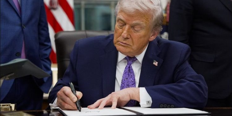 ভেনেজুয়েলার তেল খাতে ট্রাম্পের নতুন নিষেধাজ্ঞা