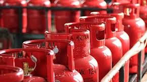 সিলিন্ডার গ্যাস সংকটে ব্যবসায়ীদের পোয়াবারো