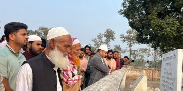 মা-বাবাসহ পূর্বপুরুষদের কবর জিয়ারত করলেন তথ্য প্রতিমন্ত্রী