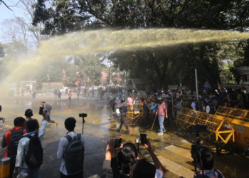 সরকারি কর্মচারীদের ছত্রভঙ্গ করতে জলকামান ও সাউন্ড গ্রেনেড