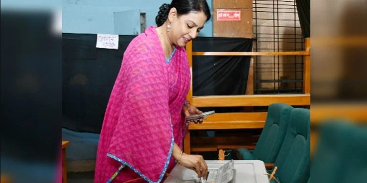 জনগণ স্বতঃস্ফূর্তভাবে ভোট দিচ্ছে: তথ্য উপদেষ্টা