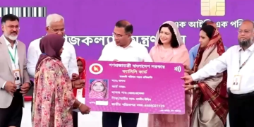 পরীক্ষামূলকভাবে ‘ফ্যামিলি কার্ড’ বিতরণ কার্যক্রমের উদ্বোধন