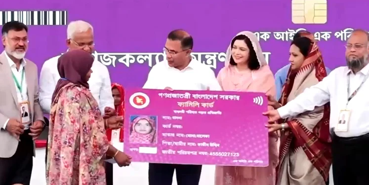 পরীক্ষামূলকভাবে ‘ফ্যামিলি কার্ড’ বিতরণ কার্যক্রমের উদ্বোধন