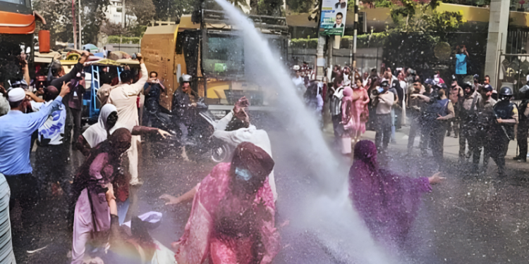 একীভূত ৫ ব্যাংকের আমানত ফেরত চাই! বাংলাদেশ ব্যাংক ঘেরাও, জলকামান ব্যবহার