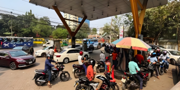 যুদ্ধের প্রভাব বাংলাদেশে! তেল ১৪ দিনের, অকটেন ২৮ দিনের মজুত—দীর্ঘ লাইনে ভিড় পাম্পে