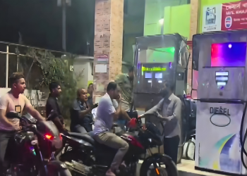 জ্বালানি তেলের কৃত্রিম সংকট রোধে বাঘারপাড়ায় পেট্রোল পাম্পে ইউএনও’র অভিযান