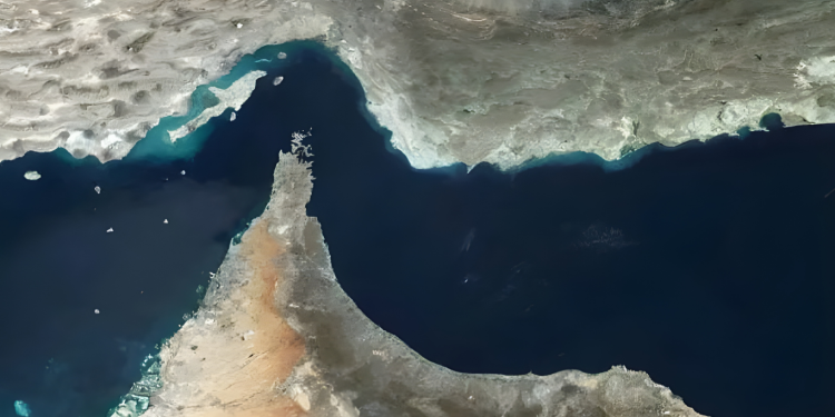 হরমুজ প্রণালী: কেন এই ১০০ মাইলের জলপথ বিশ্ব রাজনীতি ও জ্বালানি বাণিজ্যের কেন্দ্রবিন্দু