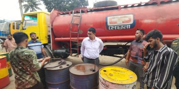 মনোহরদীতে খোলা বাজারে তেল বিক্রি করায় জরিমানা
