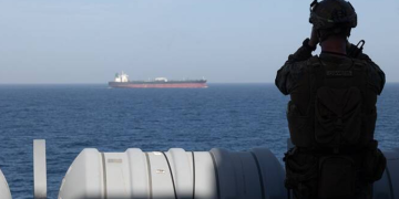 ওমান উপসাগরে ইরানি জাহাজে গুলি, নিয়ন্ত্রণে নিল মার্কিন নৌবাহিনী: ট্রাম্প