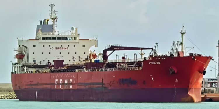চট্টগ্রাম বন্দরে ৫ জাহাজে পৌনে দুই লাখ টন ডিজেল