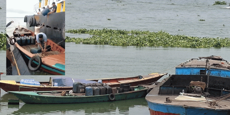 মেঘনায় দিনে-দুপুরে লাইটার ভেসেল থেকে ডিজেল পাচার