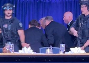 সাংবাদিকদের সঙ্গে নৈশভোজে গুলি, সরিয়ে নেওয়া হলো ট্রাম্পকে