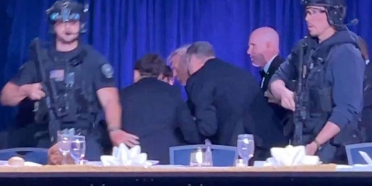 সাংবাদিকদের সঙ্গে নৈশভোজে গুলি, সরিয়ে নেওয়া হলো ট্রাম্পকে