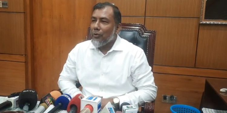 আস্থাহীন নয়, গ্রহণযোগ্য ডিজি চান বিজ্ঞানী ও শ্রমিকরা
