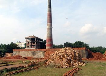 চকরিয়ার ইটভাটায় বিপন্ন শৈশব; শিক্ষার আলো কাড়ছে আগুনের উত্তাপ