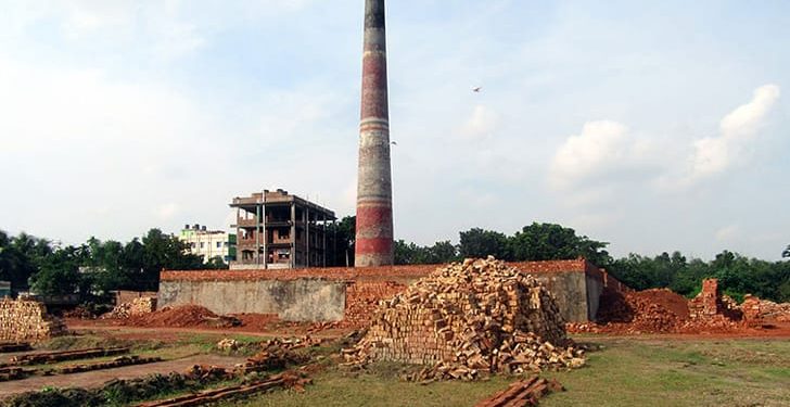 চকরিয়ার ইটভাটায় বিপন্ন শৈশব; শিক্ষার আলো কাড়ছে আগুনের উত্তাপ
